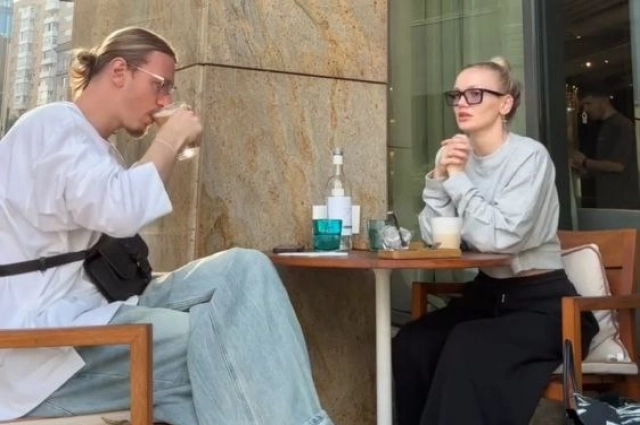 Матвей Сафонов с женой в одной из кофеен Москвы.