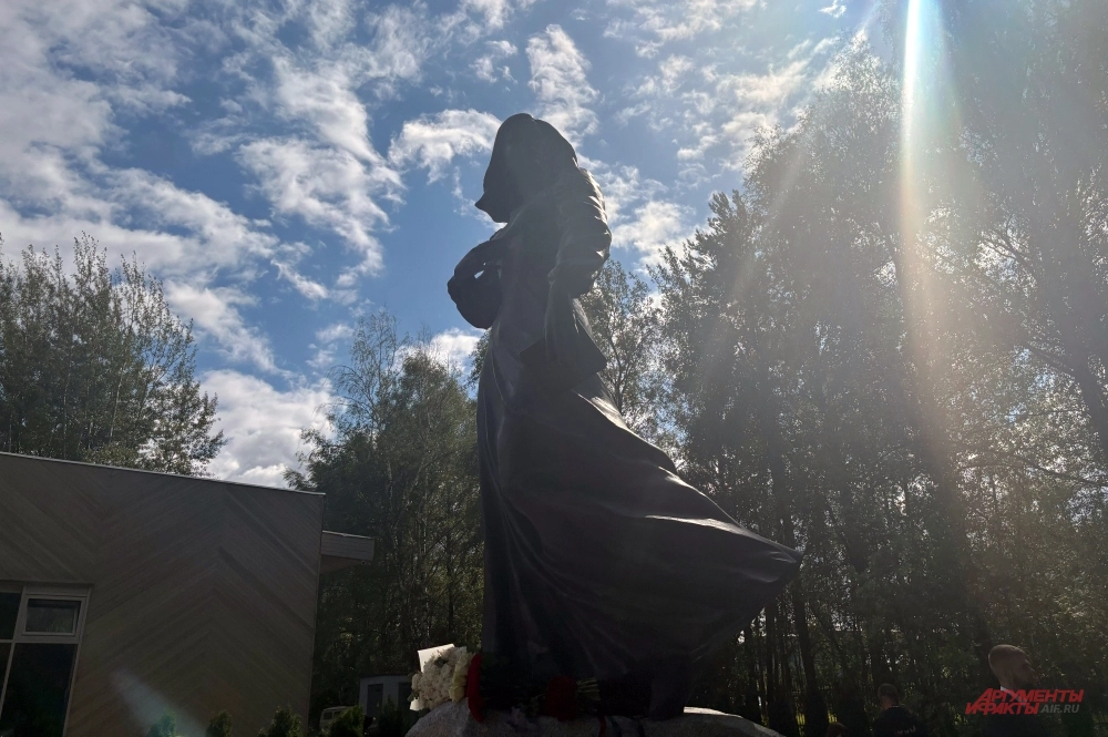 Открытие памятника Дарье Дугиной.