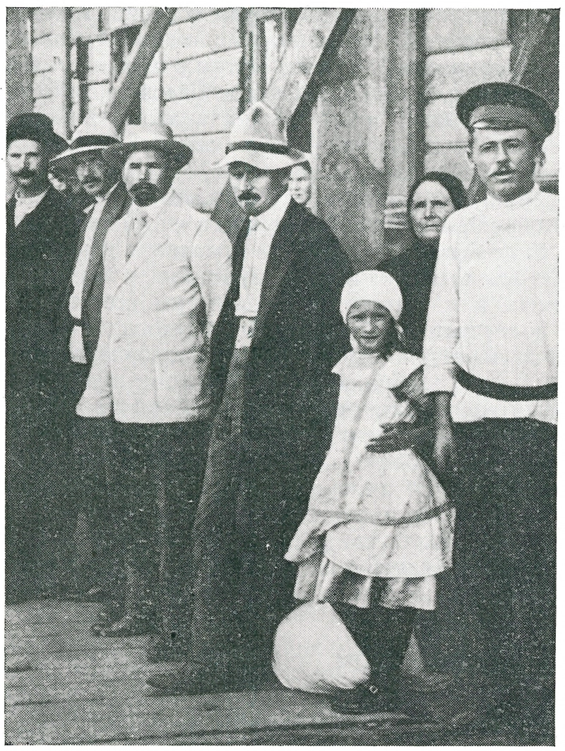 Директор Н. М. Тулайков провожает в армию сотрудников Безенчукской опытной станции. 1916 г.