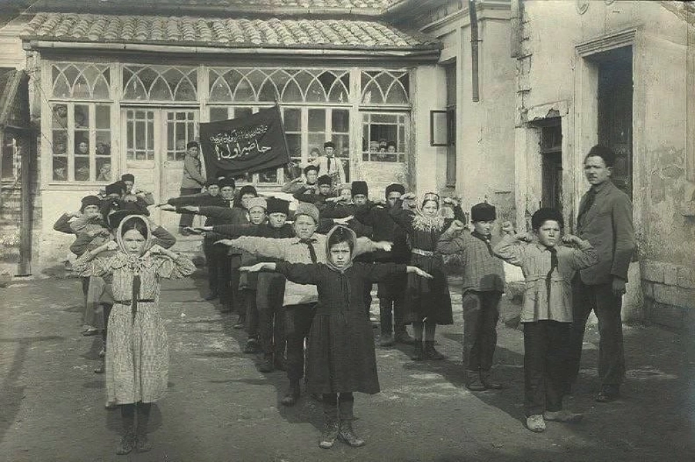 Отряд пионеров крымскотатарской школы на гимнастике, Бахчисарай, вторая половина 20-х гг.