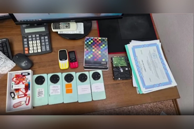 Инвентарь мошенников, изъятый в их офисе.