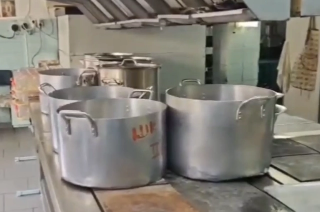 Подозревают, что школьники массово отравились едой из столовой