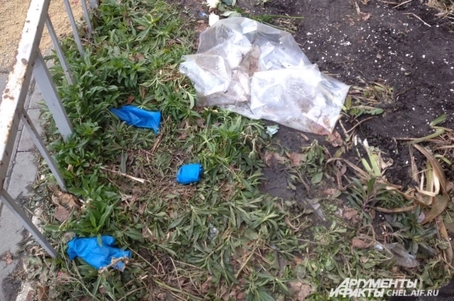 Цветы на месте трагедии ещё свежие.