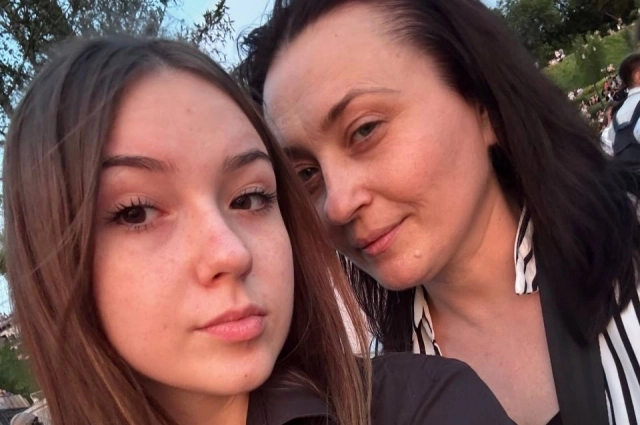 У девушки очень близкие отношения с мамой.