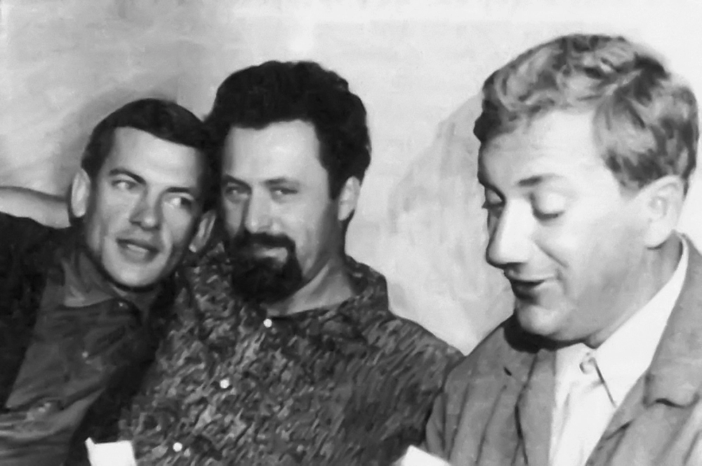 В один из читинских сентябрей. Справа – Вильям Озолин.