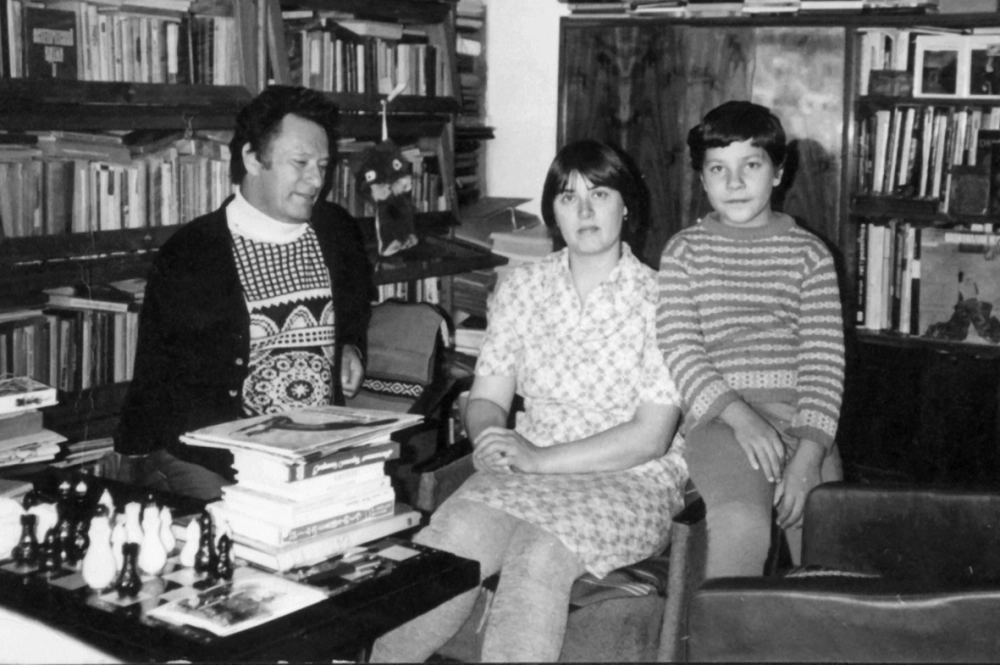 В своем рабочем кабинете. С дочерью Еленой и внучкой Аней.