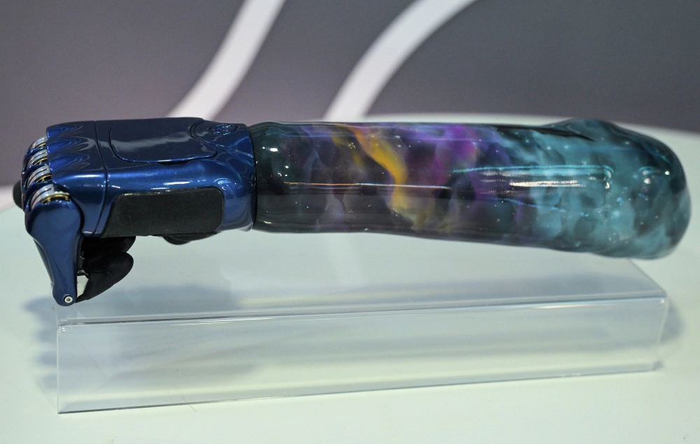 Бионический многосхватный протез предплечья MANIFESTO HAND на выставке, проходящей в рамках IV Форума будущих технологий в Москве.