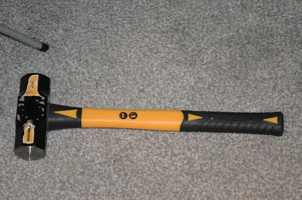 Полицейские нашли кувалду, которую накануне преступления заказал Тристан.