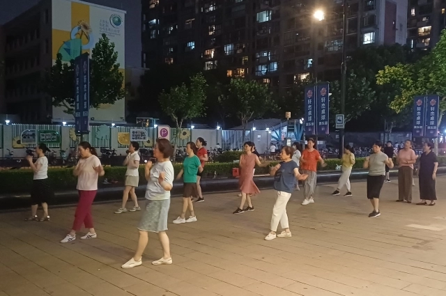 Танцы у торгового центра