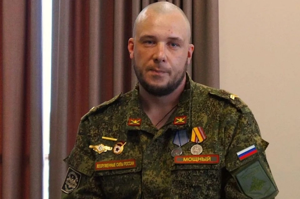 Евгений подписал контракт в 2025 году.