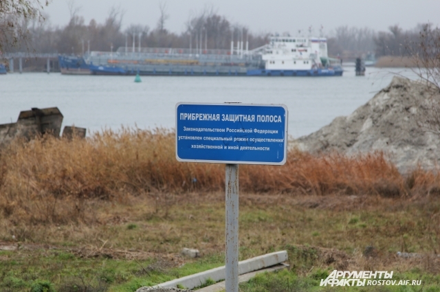 Несмотря на запрет, некоторые береговые зоны реки Дон застраивают стационарными объектами.