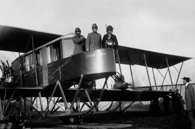 Авиаторы Сикорский, Геннер и Каульбарс на борту самолета «Русский витязь», 1913 год.