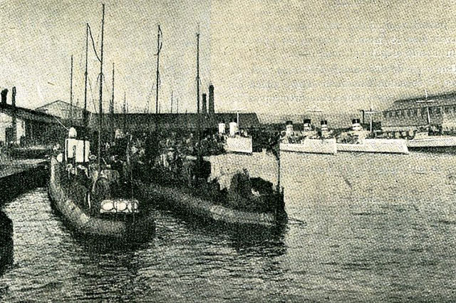 Русские торпедные катера в Порт-Артуре.