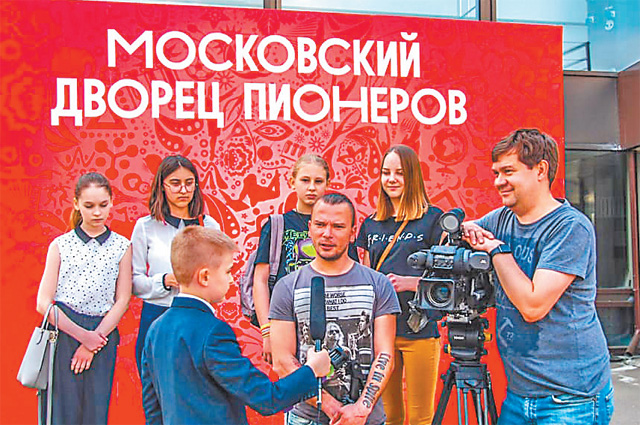 Школьники из пресс-центра «25» освещают работу фестиваля «Мой дом – Москва».