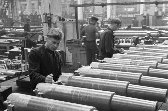 Производство пушечных стволов на Горьковском механическом заводе.