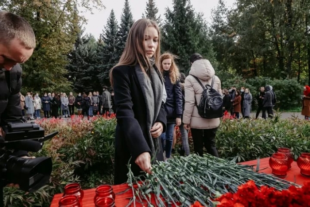 Казанские студенты несут гвоздики в память жертвам нападения в Перми.