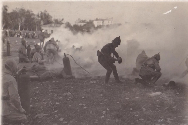 Эту фотографию часто выдают за снимок эпизода «газовых (газобаллонных) атак» на Тамбовщине летом 1921 г. Однако на самом деле кадр сделан на учениях курсантов Высшей военно-химической школы в Москве в 1923 г.