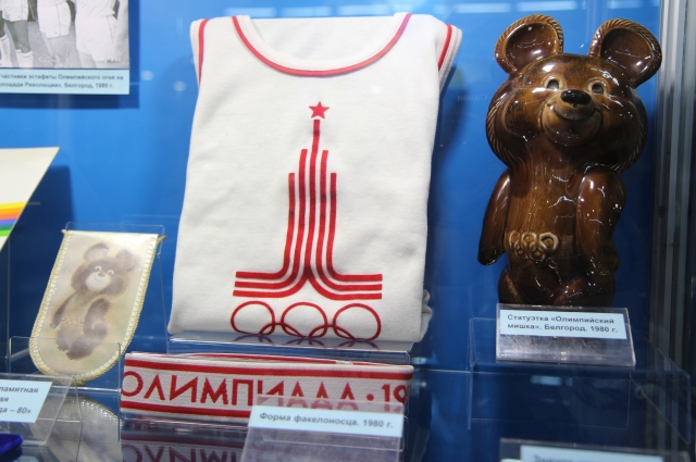 Форма факелоносца и статуэтка с Олимпийских игр 1980 года.