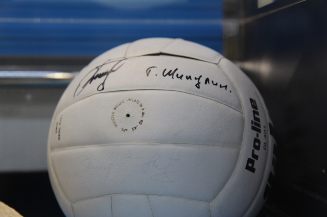 Волейбольный мяч команды «Белогорье-Динамо» с автографами Геннадия Шипулина и игроков команды.
