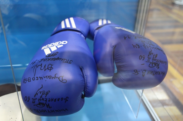 Боксёрские перчатки с автографами Евгения Тищенко, Владимира Никитина и Виталия Дунайцева.