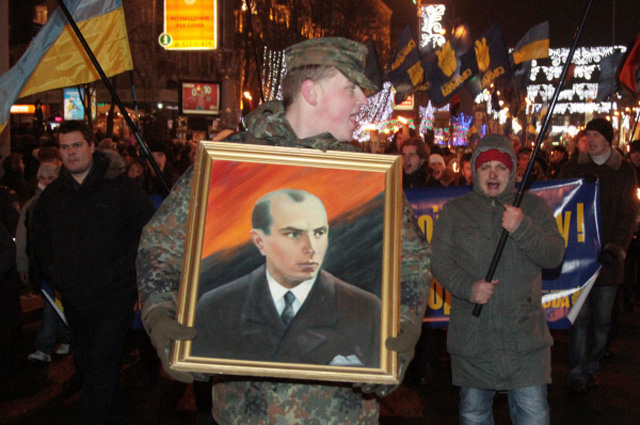 Мужчина несёт портрет Степана Бандеры во время факельного шествия националистов по Крещатику в честь дня рождения их вождя