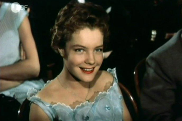 Роми Шнайдер в фильме Когда вновь зацветает белая сирень 1953 год