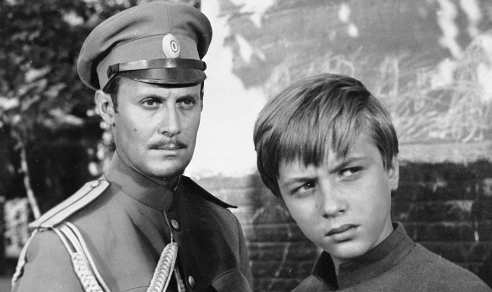 Юрий Соломин в роли капитана Кольцова.