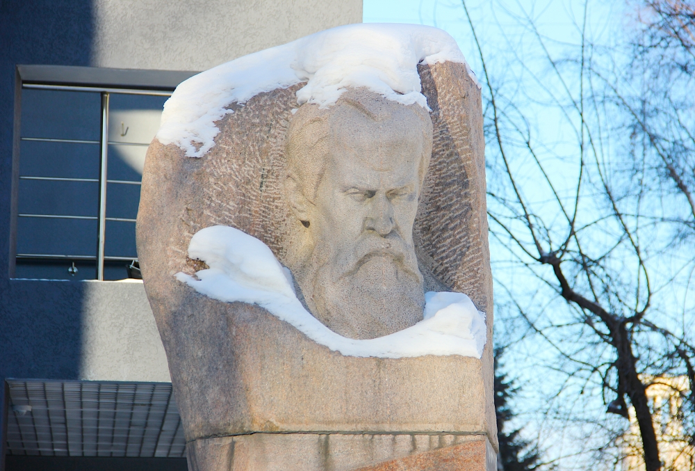 Памятник Обручеву на перекрёстке Российской и Марата в Иркутске.