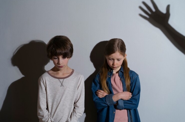 Мать систематически избивала двух малолетних детей.