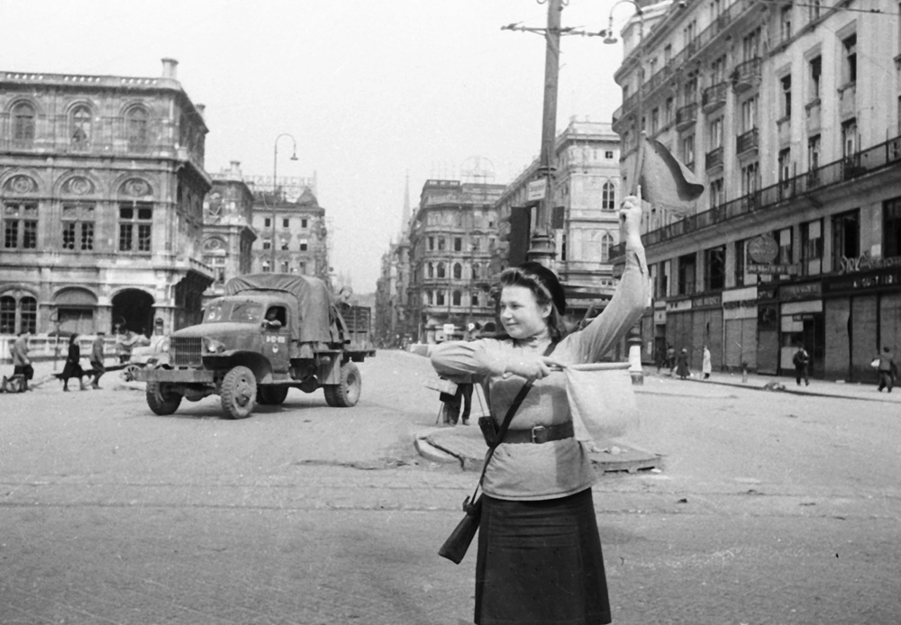 Великая Отечественная война 1941-1945 гг. Освобождение Вены от немецко-фашистских захватчиков в ходе Венской наступательной операции (16 марта - 15 апреля 1945) советских войск 2-го и 3-го Украинских фронтов. Советская регулировщица Александра Хворостян в освобожденной Вене.