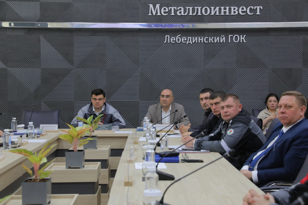 ...а руководители комбината уточняли детали и «отмечали» полезные идеи.