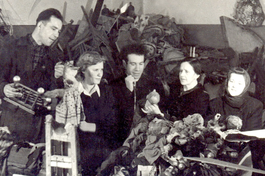 Сотрудники театра, оставшиеся в тылу, понимали: сказка очень нужна в военное лихолетье и детям, и взрослым.