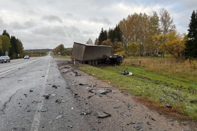«Вольво» после столкновения съехал с дороги.