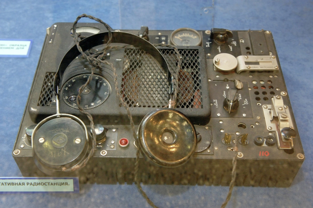 Портативная радиостанция — один из экспонатов выставки «90 лет военной контрразведке».