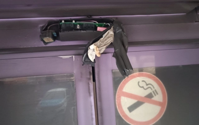 С дверей сорвали пломбы.