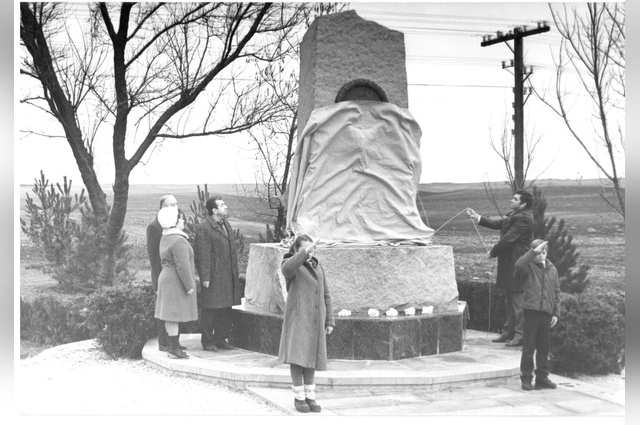  Открытие памятника на месте массовых расстрелов на 10-м км шоссе Симферополь-Феодосия, 1986 г.