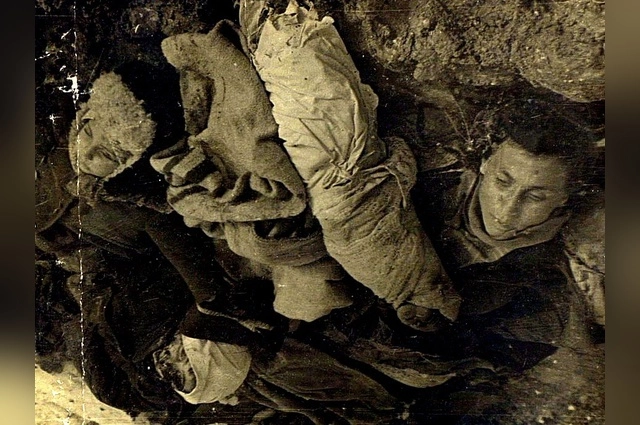 Мать с детьми в Багеровском рву. Съемка: январь 1942 г.