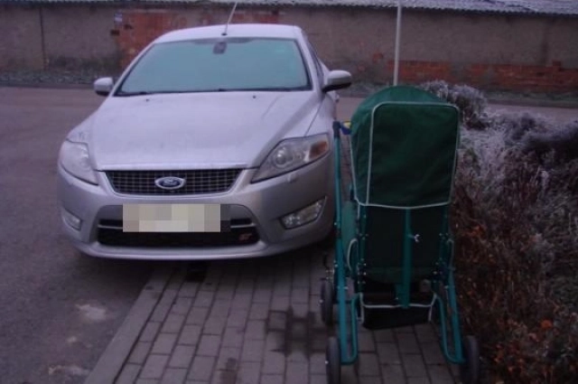 Автомобиль будущего главы Гусева преграждал дорогу коляскам