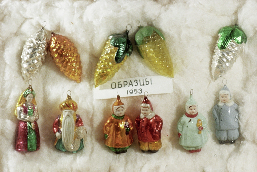 Фото к тексту Фонящий винтаж. На фото: елочные игрушки