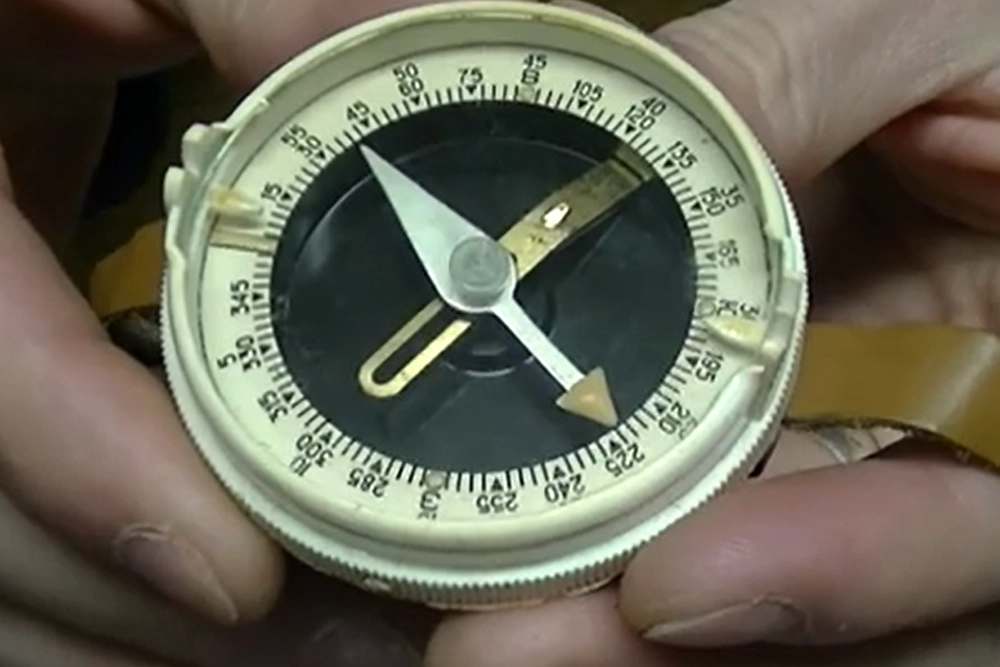 Фото к тексту Фонящий винтаж. На фото: компас Андрианова