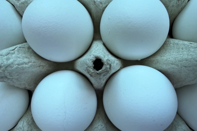 Эксперты советуют осматривать яйца в магазине перед покупкой.