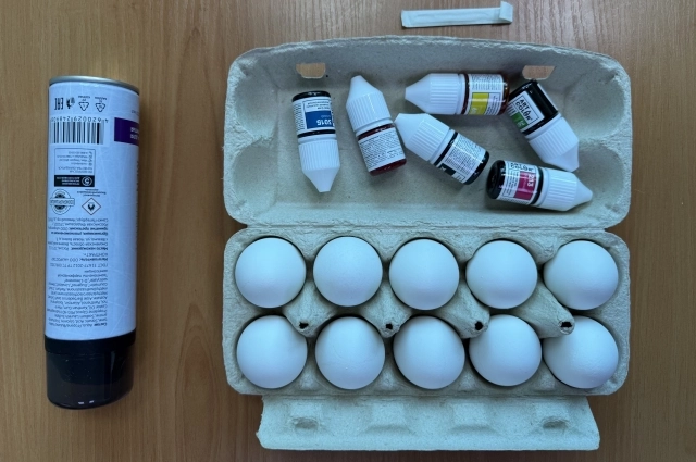 Набор, который нужен для окрашивания яиц пеной для бритья.