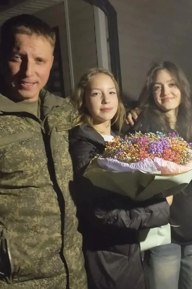 Александр Савин с дочерьми.