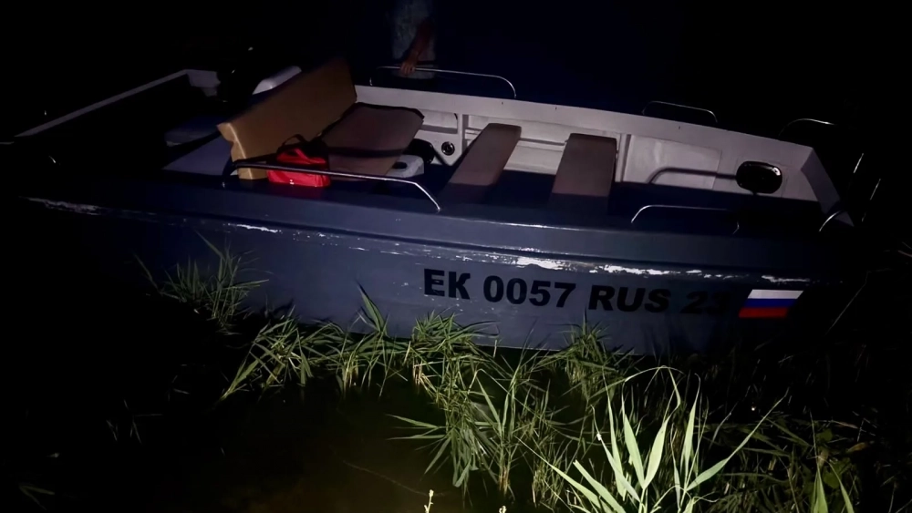 Одна из лодок, попавших в ДТП на воде, где пострадали пять человек.