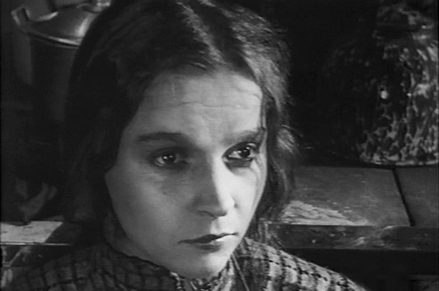 Вера Марецкая в фильме «Дом на Трубной» (1928).