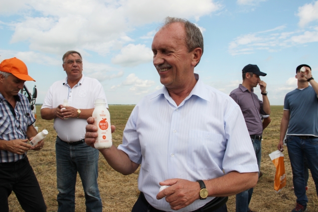 Вице-губернатор Сергей Сидоренко и все желающие с удовольствием дегустируют приморские молочные продукты.