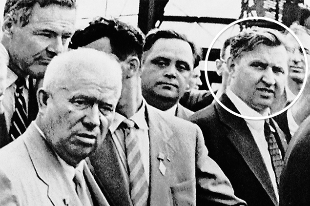 Александр Феклисов (в кружочке) «и другие официальные лица» сопровождают Хрущёва во время его поездки по Америке.