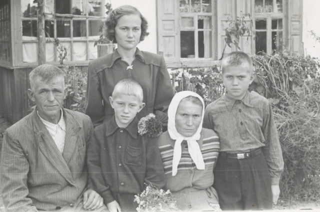 Анатолий с братьями и сестрами, 1955 год. Снимок предоставил Владимир Садым.