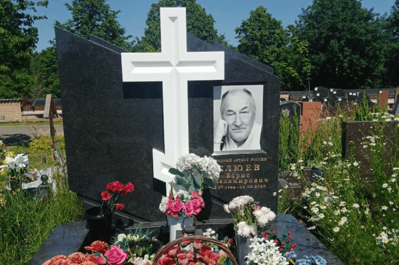 Рядом с кем похоронили ширвиндта. Могила Юрия Шатунова на Троекуровском. Троекуровское кладбище Шатунов могила. Могила Юрия Шатунова на Троекуровском кладбище.