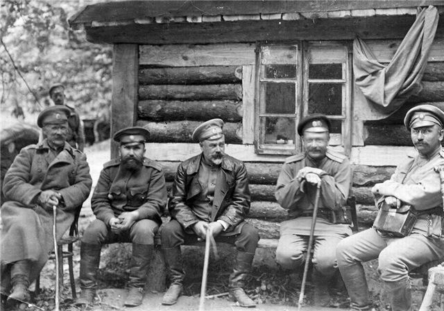 Передышка на фронте, 1916 г. Деникин — в центре.